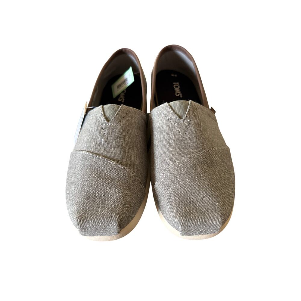 NWT Men’s Frost Gray with Brown Trim TOMS Slip On Shoes.